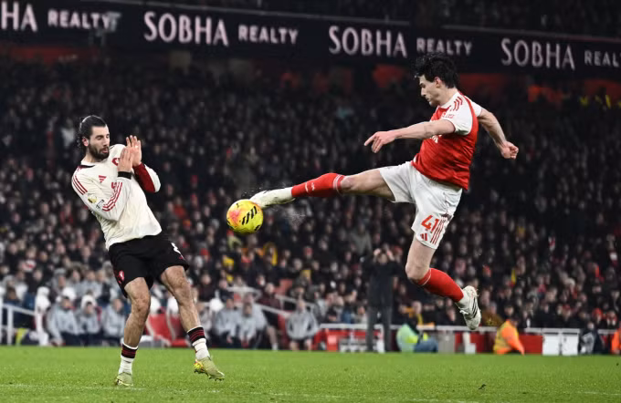 Declan Rice tung người dứt điểm trong trận Arsenal hòa Liverpool 0-0 ở vòng 21 Ngoại hạng Anh trên sân Emirates, London, Anh ngày 8/1/2026. Ảnh: Reuters