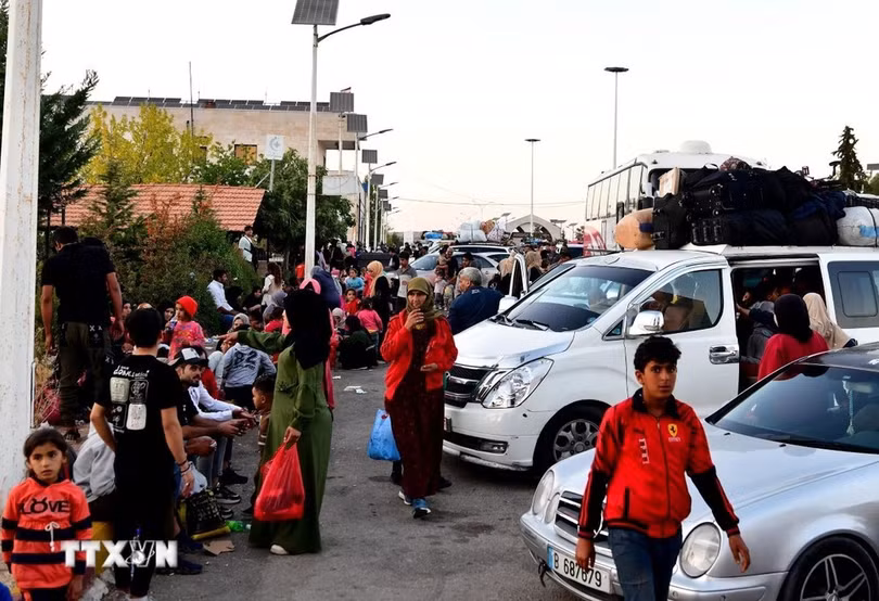 Người dân sơ tán khỏi Liban di chuyển tới cửa khẩu biên giới Jdeidat Yabous với Syria ngày 24/9/2024. (Ảnh: THX/TTXVN)