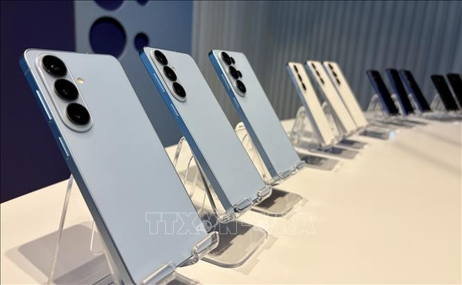 Dòng điện thoại thông minh cao cấp mới - Galaxy S26 của Samsung được ra mắt tại sự kiện Galaxy Unpacked 2026 ở San Francisco, bang California, Mỹ ngày 25/2/2026. Ảnh: Yonhap/TTXVN