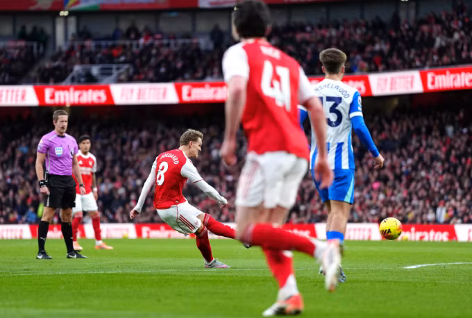 Martin Odegaard dứt điểm từ ngoài vòng cấm mở tỷ số trong trận Arsenal thắng Brighton 2-1 ở vòng 18 Ngoại hạng Anh trên sân Emirates, London, Anh ngày 27/12/2025. Ảnh: PA