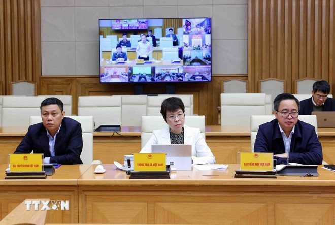 Các thành viên Ban chỉ đạo Phòng thủ dân sự quốc gia tham dự cuộc họp trực tuyến tại điểm cầu Chính phủ. (Ảnh: Phạm Kiên/TTXVN)