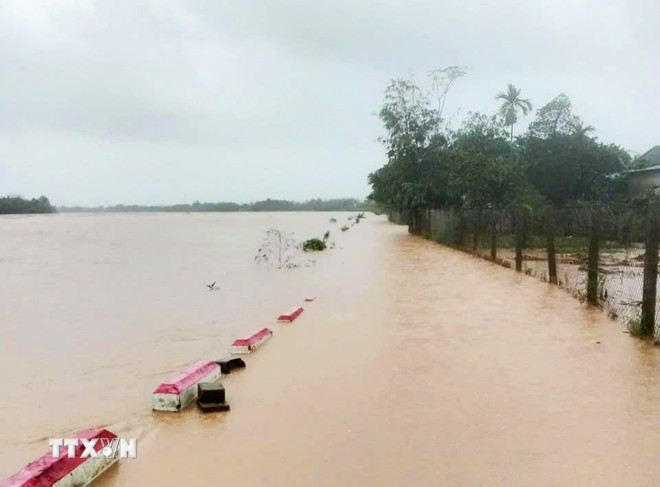 Vùng thấp trũng ven sông Thạch Hãn ở xã Ái Tử bị ngập sâu. (Ảnh: Tường Vi/TTXVN)