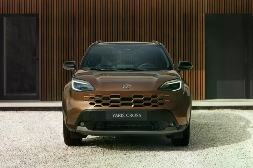 Cụm đèn pha giữ nguyên hình dáng tổng thể, tuy nhiên bổ sung LED tạo hình cá mập đầu búa hammerhead.