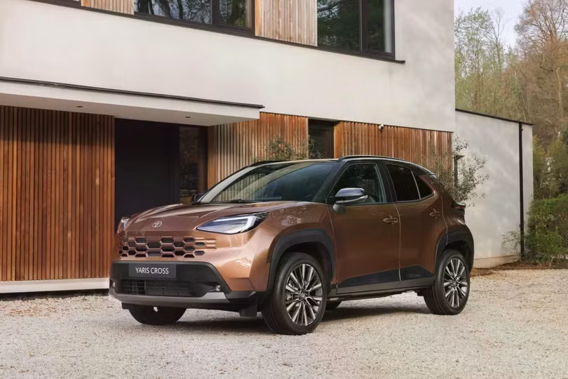 Toyota vừa chính thức ra mắt bản nâng cấp giữa vòng đời cho Toyota Yaris Cross tại thị trường châu Âu. Mẫu SUV cỡ B là chủ lực doanh số của Toyota tại lục địa già, với doanh số 200.000 xe ghi nhận trong năm 2025.
