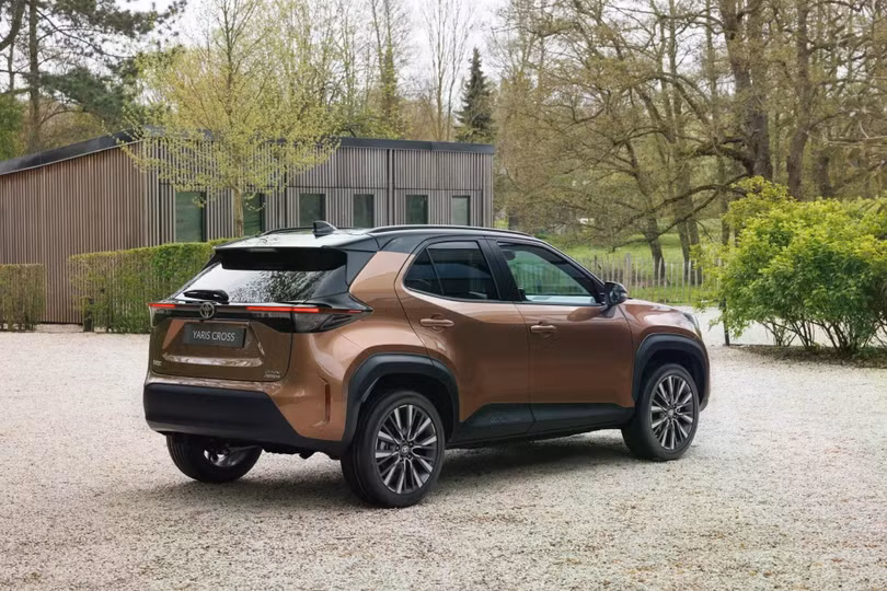 Các chi tiết còn lại của thân xe Toyota Yaris Cross bản facelift không có sự thay đổi đáng kể. Một mâm hợp kim 18 inch với thiết kế mới cũng được hãng xe Nhật Bản giới thiệu.