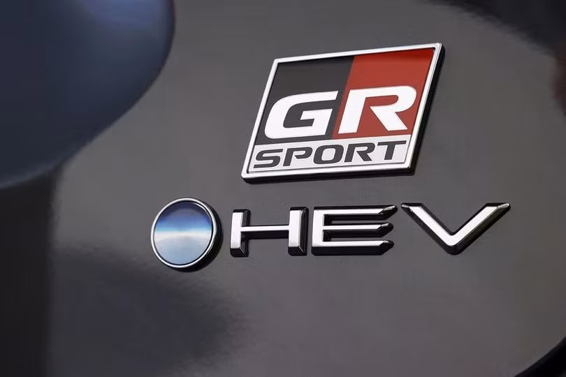 Phiên bản GR Sport trang bị cấu hình Hybrid 130, cho công suất đầu ra tối đa 128 mã lực, mô-men xoắn cực đại 185 Nm, kết hợp cùng hệ dẫn động cầu trước.