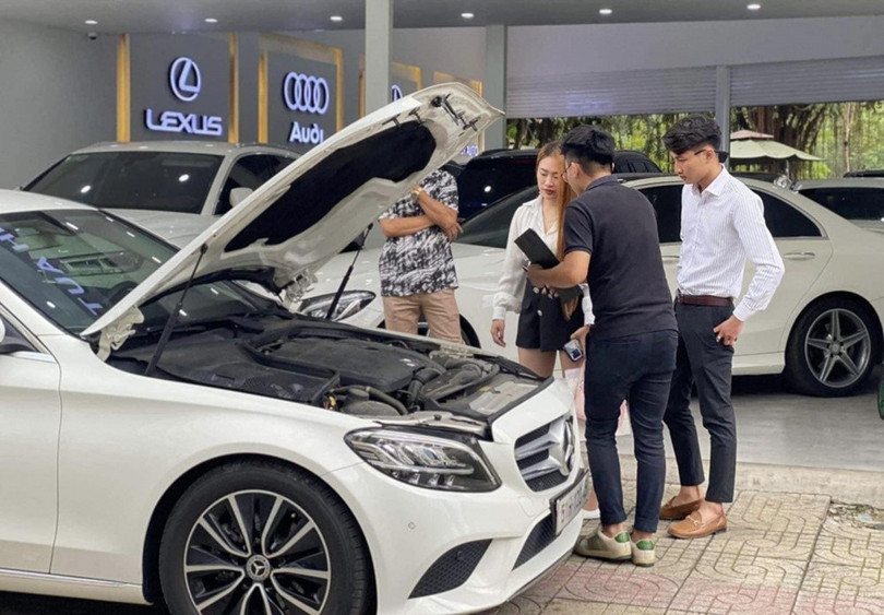 Trước khi ký hợp đồng mua xe, người mua nên đưa xe đến một xưởng hoặc đại lý uy tín để thực hiện kiểm tra độc lập (PPI).