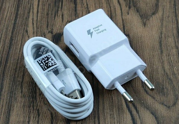 Sử dụng sạc điện thoại chính hãng.