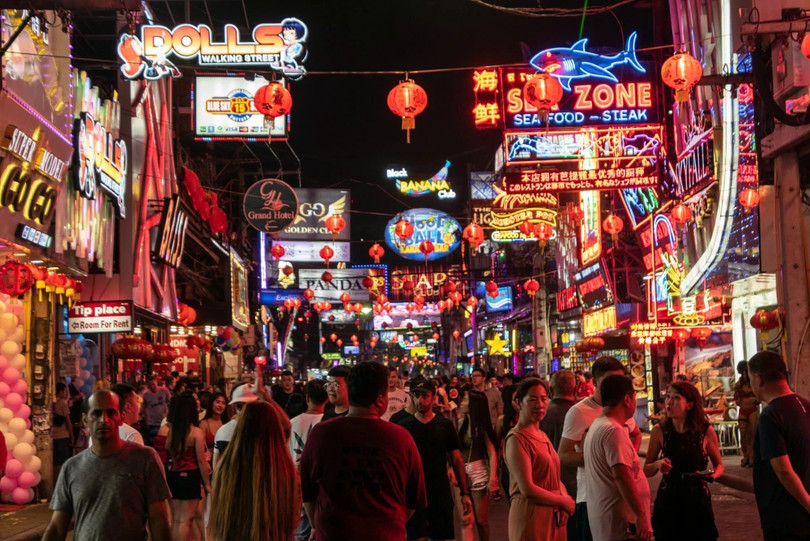 Phố đi bộ Walking Street ở Pattaya là điểm thu hút du khách nổi tiếng. Ảnh: Shutterstock. Phố đi bộ Walking Street ở Pattaya là điểm thu hút du khách nổi tiếng. Ảnh: Shutterstock.
