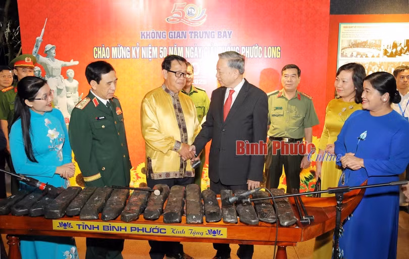 Tổng Bí thư Tô Lâm tham quan khu trưng bày hiện vật và xem biểu diễn đàn đá