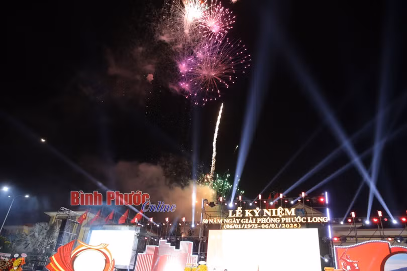 Những chùm pháo hoa tỏa sáng trên bầu trời Phước Long hứa hẹn một tương lai tươi sáng, phát triển giàu mạnh hơn trong thời gian tới