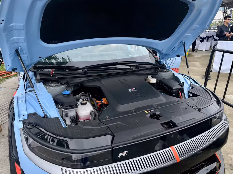 Xe được trang bị motor điện phía trước sản sinh công suất 222 mã lực, phía sau là 378 mã lực. Tổng công suất của khối động cơ điện là 601 mã lực và có thể tăng lên đến 641 mã lực nếu được chạy ở chế độ Boost. Xe có khả năng tăng tốc 0-100 km/h trong 3,4 giây, vận tốc tối đa 260 km/h.