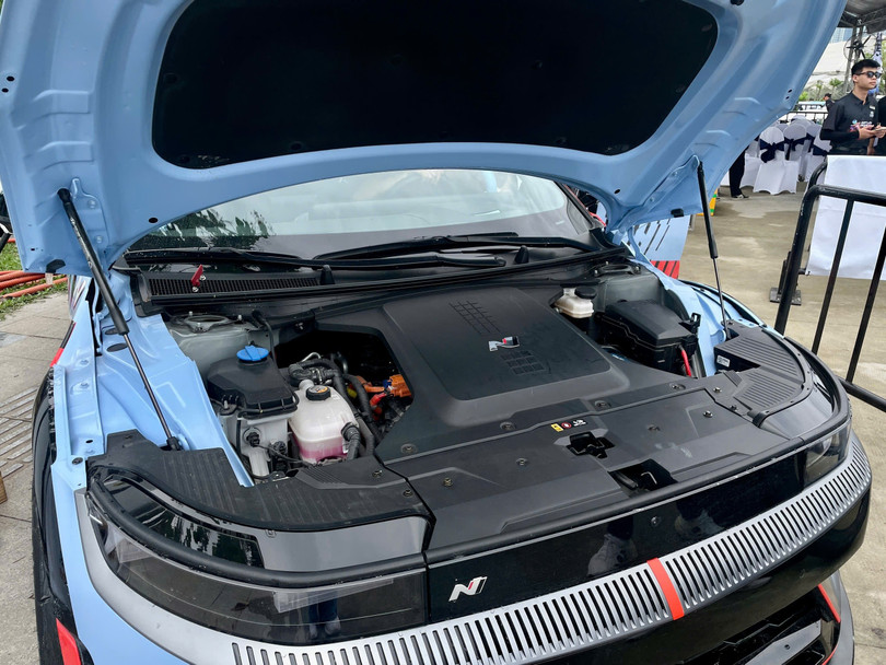 Xe được trang bị motor điện phía trước sản sinh công suất 222 mã lực, phía sau là 378 mã lực. Tổng công suất của khối động cơ điện là 601 mã lực và có thể tăng lên đến 641 mã lực nếu được chạy ở chế độ Boost. Xe có khả năng tăng tốc 0-100 km/h trong 3,4 giây, vận tốc tối đa 260 km/h.