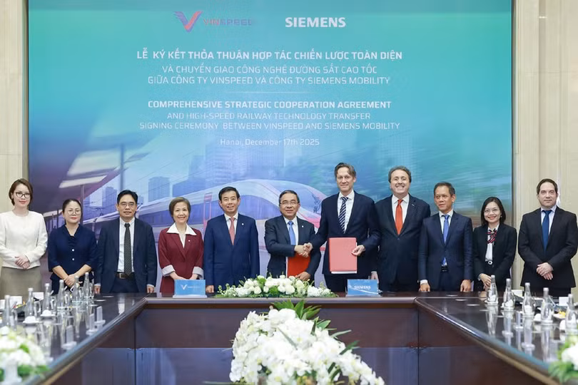 Ông Nguyễn Việt Quang, Phó Chủ tịch kiêm Tổng Giám đốc Tập đoàn Vingroup (thứ 5 từ trái qua), ông Phạm Thiếu Hoa, Tổng Giám đốc VinSpeed (thứ 6 từ trái qua) và ông Michael Peter, Tổng Giám đốc Siemens Mobility (thứ 5 từ phải qua), cùng đại diện hai bên tại lễ ký kết thoả thuận hợp tác chiến lược toàn diện và chuyển giao công nghệ đường sắt tốc độ cao.
