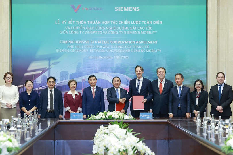 Đại diện lãnh đạo của Siemens Mobility và VinSpeed trao biên bản ghi nhớ hợp tác chiến lược toàn diện và chuyển giao công nghệ đường sắt tốc độ cao.