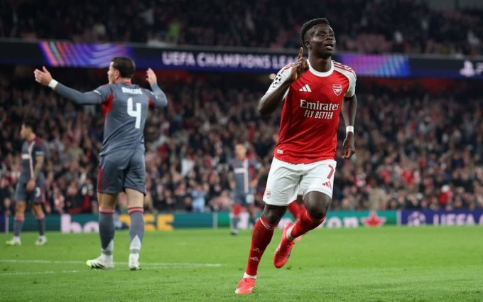 Saka (đỏ) mừng bàn ấn định chiến thắng 2-0, trên sân Emirates, London, Anh hôm 1/10. Ảnh: Reuters Saka (đỏ) mừng bàn ấn định chiến thắng 2-0, trên sân Emirates, London, Anh hôm 1/10. Ảnh: Reuters