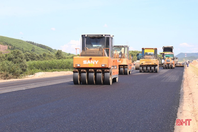 Các nhà thầu huy động tối đa nhân lực, máy móc, thiết bị đẩy nhanh tiến độ thi công dự án cao tốc qua Hà Tĩnh. A14c.jpeg