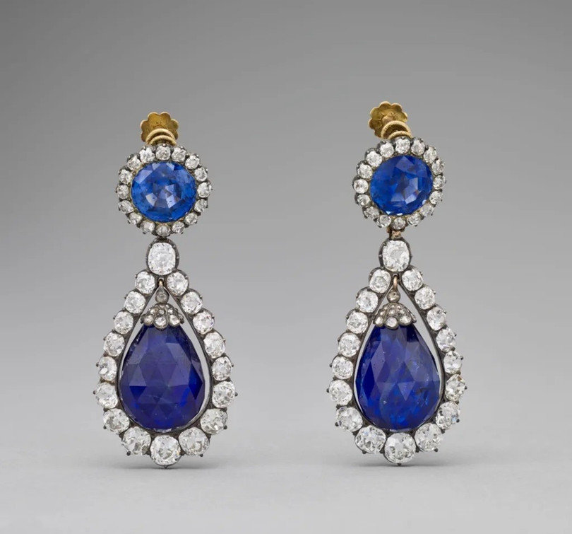 Đôi hoa tai đính đá sapphire Ceylon cùng bộ với mũ miện phía trên. Bộ Văn hóa Pháp cho hay chỉ một chiếc hoa tai bị lấy trộm. Đôi hoa tai đính đá sapphire Ceylon cùng bộ với mũ miện phía trên. Bộ Văn hóa Pháp cho hay chỉ một chiếc hoa tai bị lấy trộm.