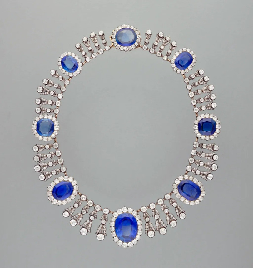Vòng cổ chế tác bằng vàng, nạm kim cương, đính 8 viên đá sapphire. Vòng cổ chế tác bằng vàng, nạm kim cương, đính 8 viên đá sapphire.