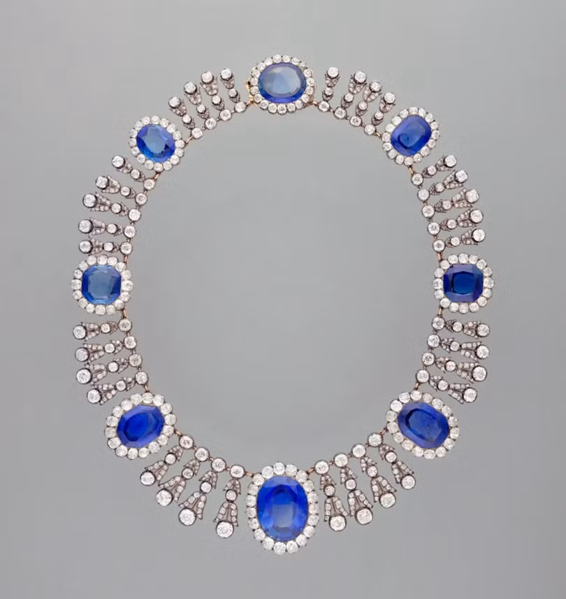 Vòng cổ chế tác bằng vàng, nạm kim cương, đính 8 viên đá sapphire.