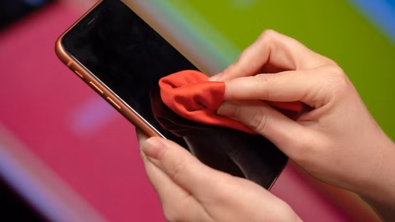 Người dùng nên làm sạch màn hình cảm ứng