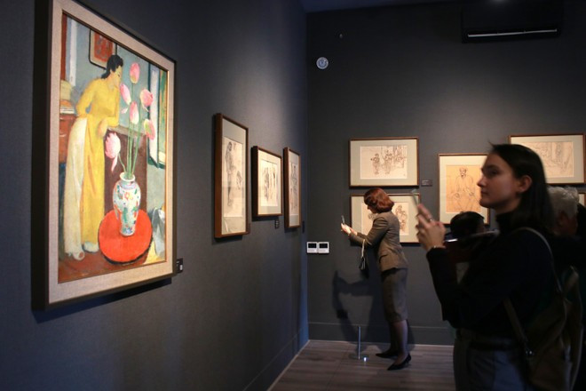 Tranh "Thiếu nữ bên hoa sen" nổi bật trong không gian trưng bày chuyên đề về Tô Ngọc Vân. (Ảnh: Minh Anh/Vietnam+)