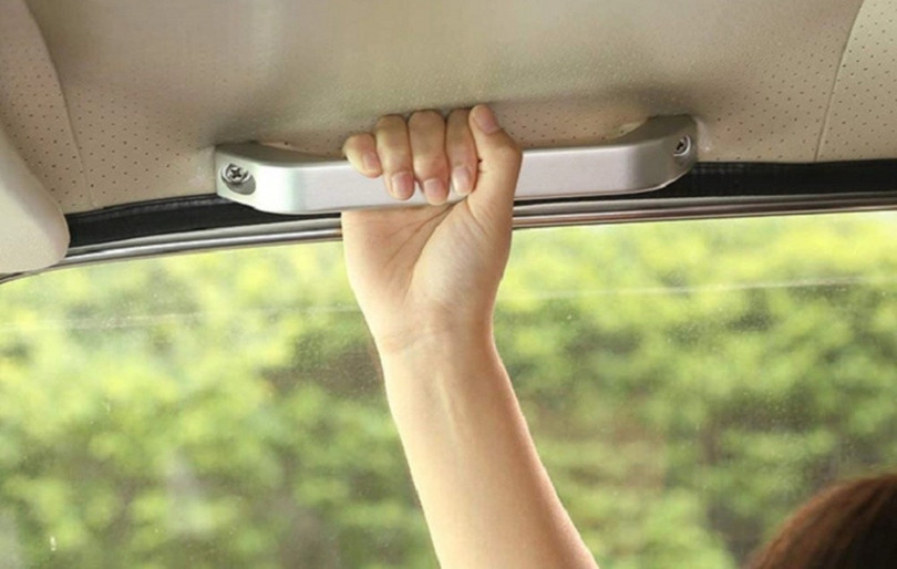 Chức năng chính của tay nắm trần xe là tạo điểm tựa vững chắc cho những hành khách cần thêm hỗ trợ khi ra vào xe