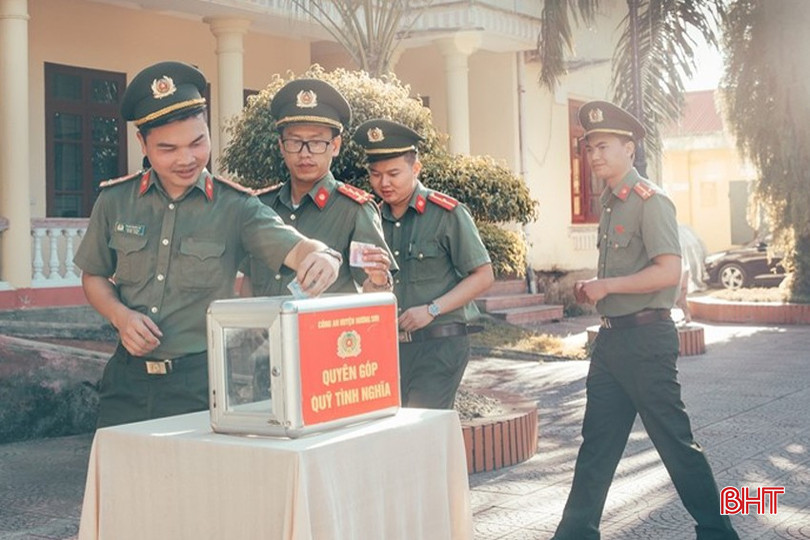 Kinh phí thực hiện chương trình do các cán bộ, chiến sĩ Công an huyện quyên góp vào lễ chào cờ đầu tháng. bqbht_br_888.jpg