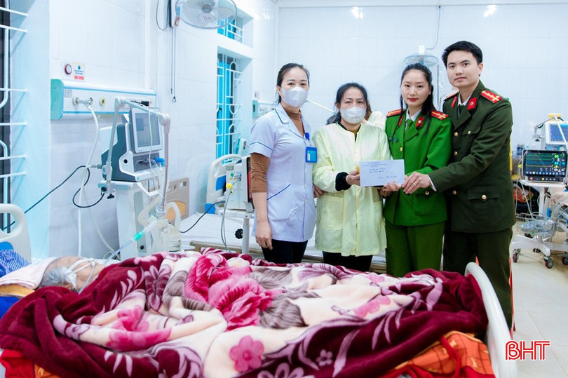 Đoàn Thanh niên, Chi hội Phụ nữ Công an huyện Hương Sơn trao 8 suất quà, mỗi suất 300.000 đồng cho bệnh nhân nghèo có hoàn cảnh khó khăn, điều trị lâu dài tại Trung tâm Y tế huyện. bqbht_br_00.jpg