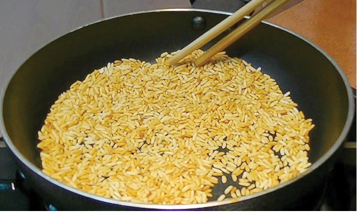 Gạo nếp rang kết hợp với gừng và muối làm thành túi chườm giúp giảm đau bụng, đau khớp.