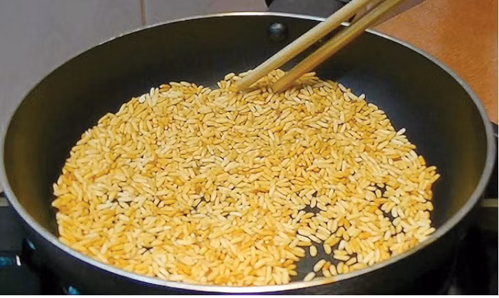 Gạo nếp rang kết hợp với gừng và muối làm thành túi chườm giúp giảm đau bụng, đau khớp.