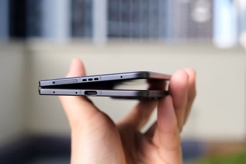 Độ mỏng ấn tượng của Find N5. Ảnh: TA