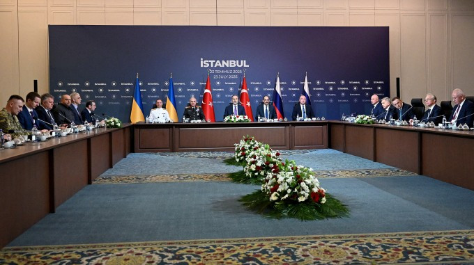 Phái đoàn Nga (phải) và Ukraine (trái) tham gia cuộc đàm phán tại Istanbul, Thổ Nhĩ Kỳ ngày 23/7. Ảnh: AFP Phái đoàn Nga (phải) và Ukraine (trái) tham gia cuộc đàm phán tại Istanbul, Thổ Nhĩ Kỳ ngày 23/7. Ảnh: AFP