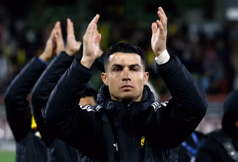 Ronaldo tỏ thái độ bất mãn. Ảnh: Reuters.