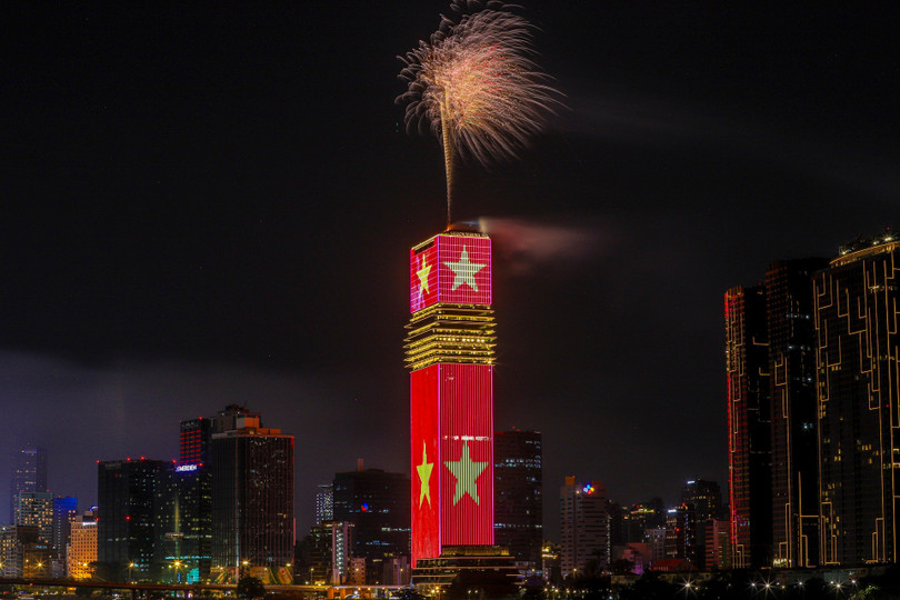 Đúng 0h00, TP.HCM, thủ đô Hà Nội và các thành phố trên khắp Việt Nam tưng bừng chào đón năm mới 2026. Ảnh: Hoài Bảo.