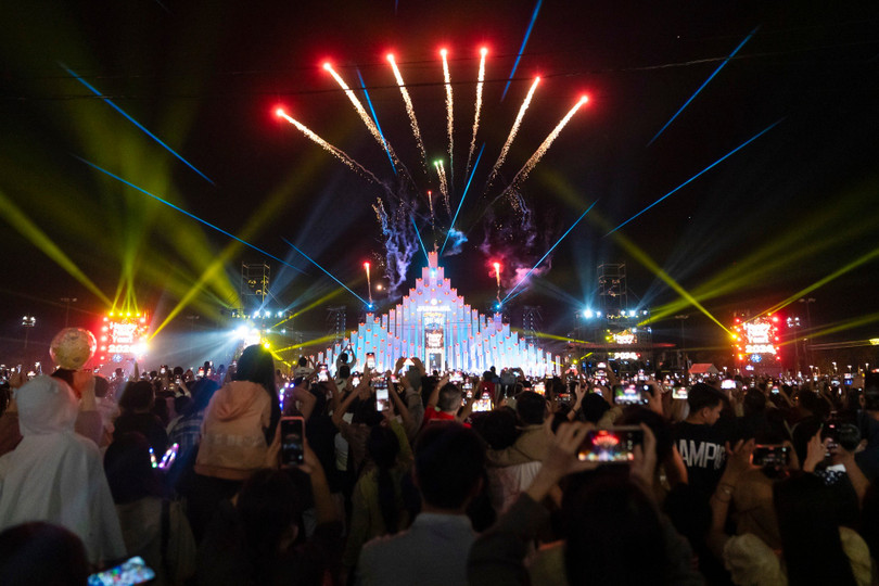 Những loạt pháo đầu tiên đồng loạt khai hỏa, thắp sáng bầu trời phường Vũng Tàu bằng sắc màu rực rỡ. Pháo hoa hòa quyện cùng ánh sáng từ 143 trụ tháp Tam Thắng, tạo nên khung cảnh ngoạn mục, khiến đám đông không ngớt trầm trồ. Ảnh: Linh Huỳnh.