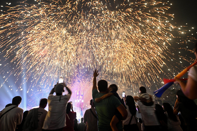0h giờ Hà Nội: Người dân hào hứng theo dõi màn pháo hoa mừng Ngày đầu năm mới tại thành phố Quezon, vùng đô thị Metro Manila, Philippines. Ảnh: Reuters.