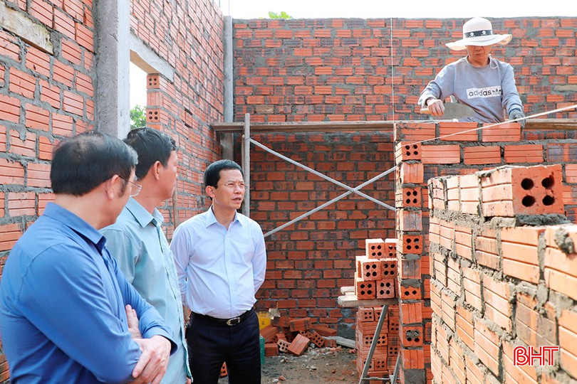 Chủ tịch UBND thành phố Hà Tĩnh Nguyễn Trọng Hiếu kiểm tra, đôn đốc tiến độ xóa nhà tạm, nhà dột nát ở xã Tân Lâm Hương. Ảnh Thế Công bqbht_br_488597278-1217622627034646-700667684216467357-n.jpg