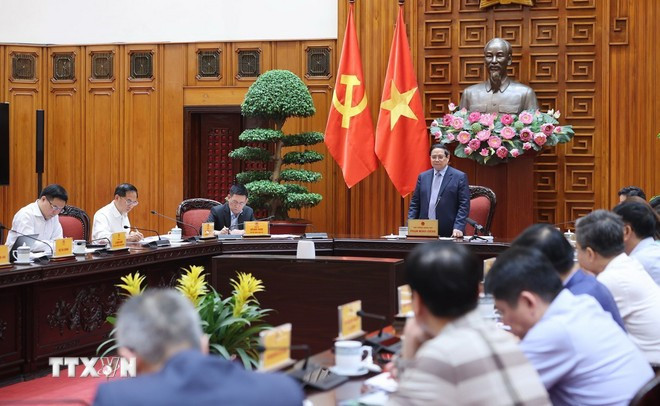 Thủ tướng Phạm Minh Chính chủ trì cuộc họp Thường trực Chính phủ về bình ổn giá xăng dầu. (Ảnh: Dương Giang/TTXVN)