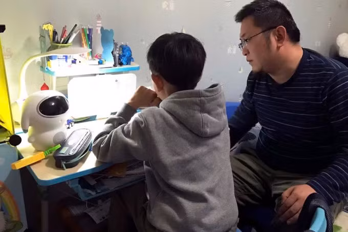 Một số phụ huynh cho biết gia sư AI giúp họ tránh xung đột vì phải nói chuyện với con cái. Ảnh: Reuters.