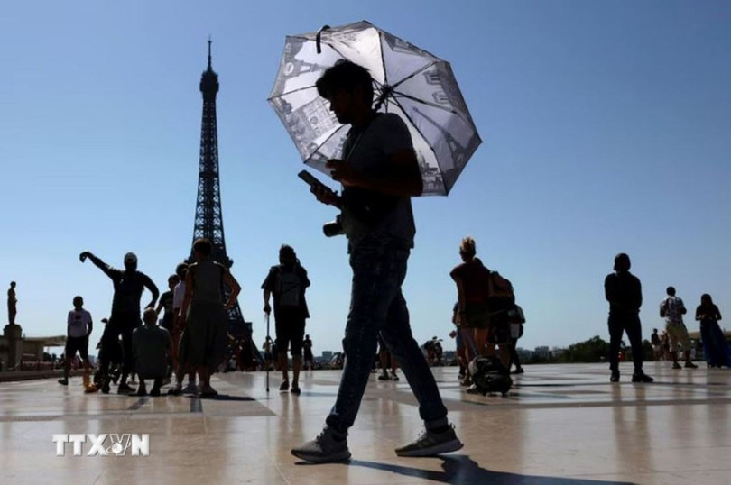 Trời nắng gay gắt tại Paris, Pháp. (Ảnh: Reuters/TTXVN) nang-nong-o-phap-0309.jpg