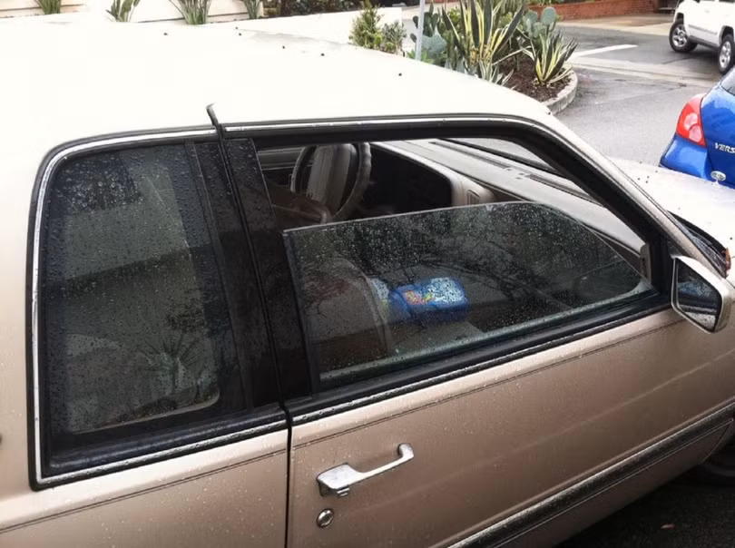 Nồng độ axit và hóa chất ăn mòn trong nước mưa tăng cao trong những ngày nồm ẩm gây hại đến ô tô