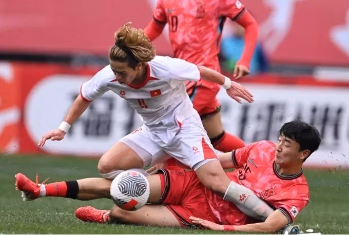 Lê Viktor tranh bóng với cầu thủ Hàn Quốc tại giải giao hữu U22 Panda Cup tại thành phố Thành Đô, tỉnh Tứ Xuyên, Trung Quốc ngày 18/11/2025. Ảnh: YCNews