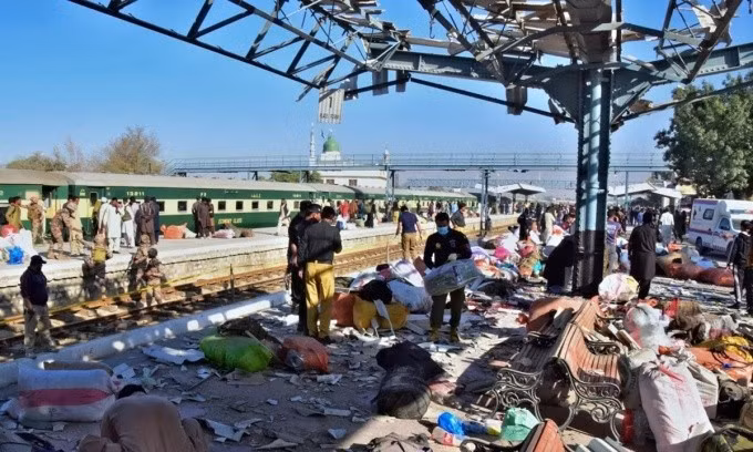 Hiện trường vụ đánh bom ga xe lửa ở thành phố Quetta, tỉnh Balochistan của Pakistan, ngày 9/11. Ảnh: AP