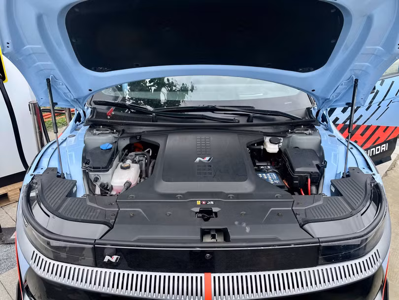 Các "pháp sư" của Hyundai đã mô phỏng cảm giác "giật" khi sang số trên các mẫu xe động cơ đốt trong hộp số ly hợp kép 8 cấp bằng hệ thống N e-shift. Khi kết hợp với N Active Sound+, chiếc IONIQ 5 N còn có thể tái tạo âm thanh giống động cơ 4 xy-lanh tăng áp 2.0L của Hyundai i30 N.