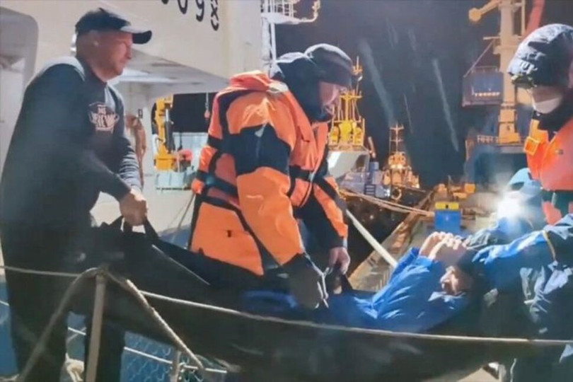 Lực lượng cứu hộ cứu người đàn ông trên chiếc xuồng phao nhỏ trôi dạt suốt 67 ngày trên biển ven Tây Bắc Thái Bình Dương. Ảnh: usnews.com