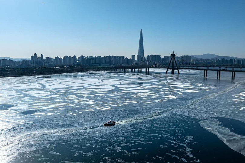 Tàu cứu hộ đường thủy Gwangnaru rẽ băng trên sông Hàn bị đóng băng, dưới bầu trời xanh trong ngày 28/1. Theo dự báo, đợt rét đậm này sẽ kéo dài đến cuối tuần, dù nền nhiệt có thể nhích lên nhẹ vào buổi sáng trong những ngày tới.