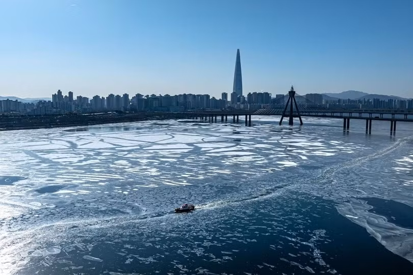 Tàu cứu hộ đường thủy Gwangnaru rẽ băng trên sông Hàn bị đóng băng, dưới bầu trời xanh trong ngày 28/1. Theo dự báo, đợt rét đậm này sẽ kéo dài đến cuối tuần, dù nền nhiệt có thể nhích lên nhẹ vào buổi sáng trong những ngày tới.