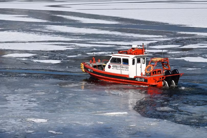Băng phủ dày trên một số đoạn sông Hàn khi lực lượng cứu hộ Gwangnaru triển khai hoạt động phá băng. Theo cơ quan khí tượng Hàn Quốc, phần lớn khu vực trên cả nước vẫn duy trì nhiệt độ dưới 0 độ C ngay cả vào ban ngày, với mức cao nhất chỉ dao động từ -8 đến 3 độ C.