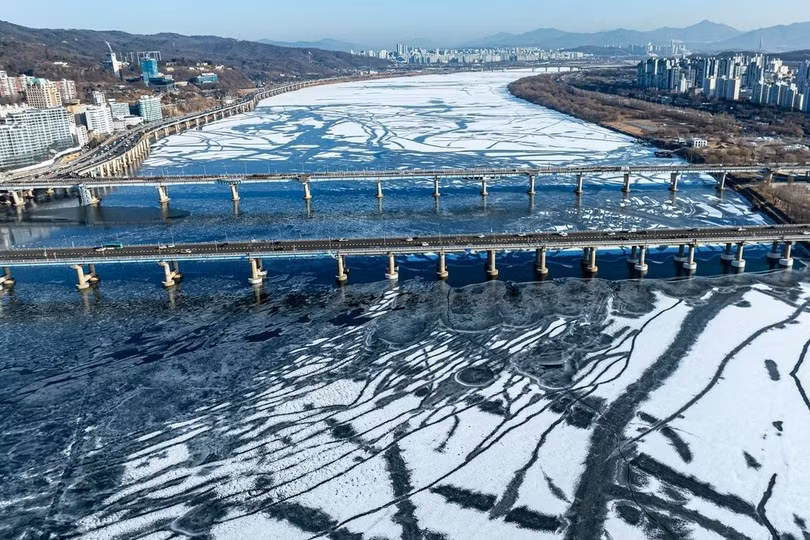 Cơ quan khí tượng cho biết nhiều khu vực miền núi và phía Bắc Hàn Quốc ghi nhận mức nhiệt thấp kỷ lục trong mùa đông năm nay. Hình ảnh chụp từ trên cao ngày 28/1 cho thấy nhiều đoạn sông Hàn bị đóng băng hoàn toàn.